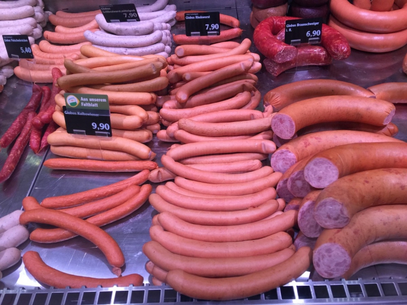 charcuterie-STE MAXIME-min_sausages_meat_butchery-1069321